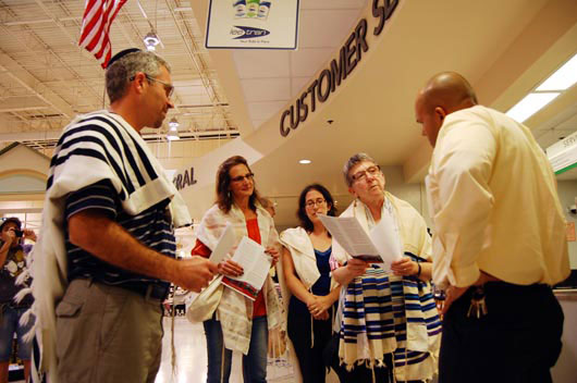 2012 T'ruah delegation to Immokalee delivering a letter to a local Publix manager